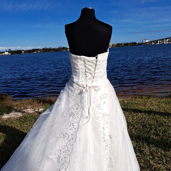 Second hand Wedding Gown - Picture 2 of 3